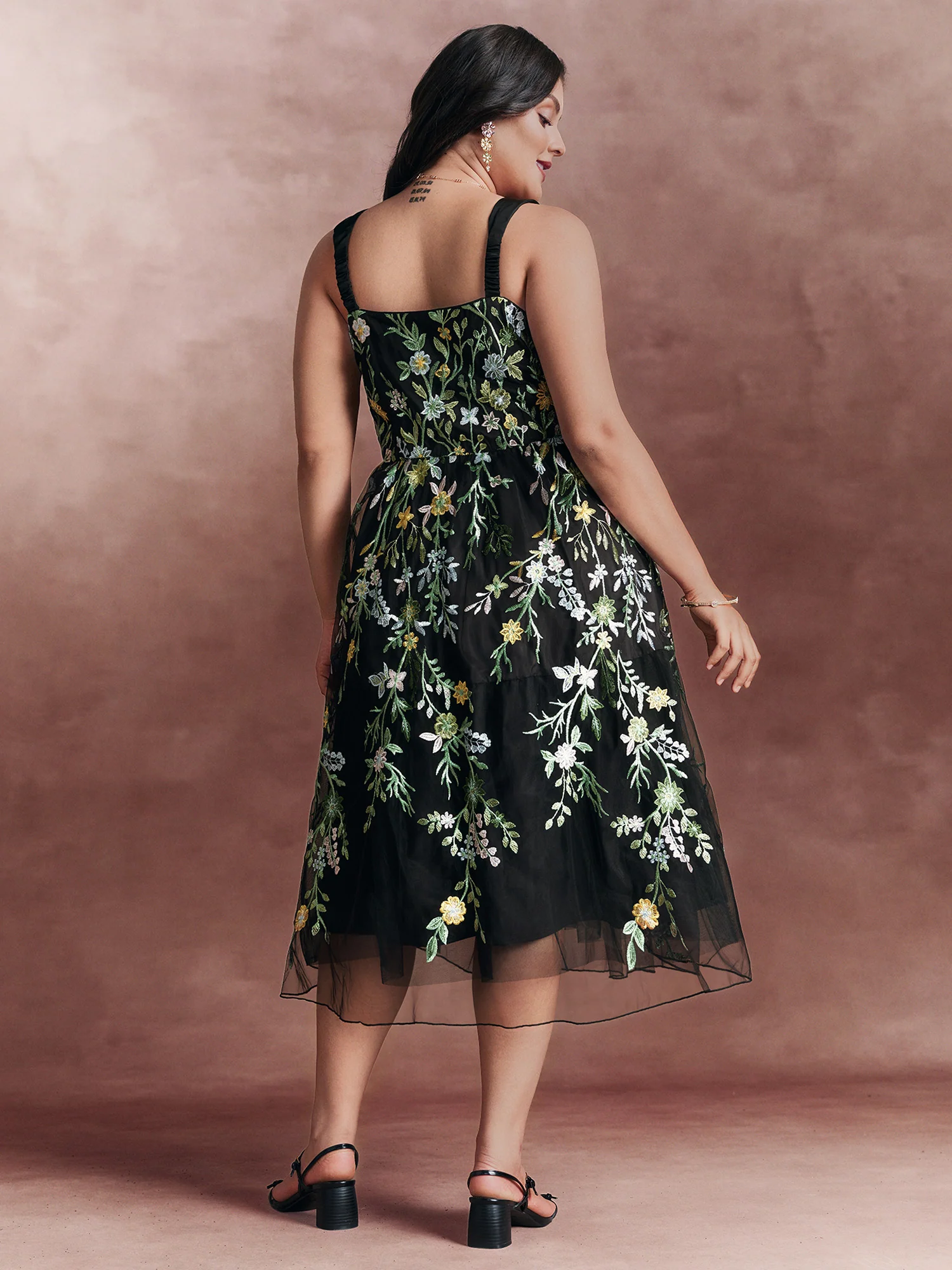 Floral Embroidered Sweetheart Neckline Midi Dress - Image 4